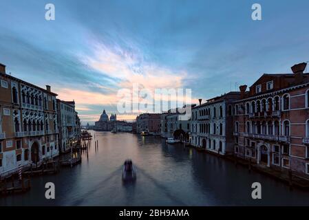 Canal Grande in Venedig von der Ponte dell`Accademia aus gesehen, mit Santa Maria della Salute am Ende bei Sonnenaufgang im Winter Stockfoto